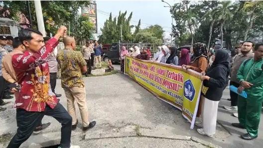 Puluhan Guru PPPK Gelar Unjuk Rasa, Disdik Riau Berjanji Tuntaskan Penataan Penugasan Bulan Ini